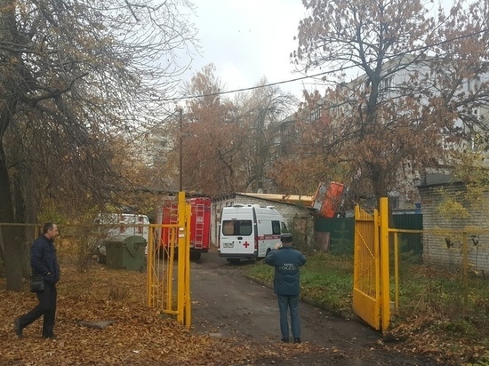 Нижнем Новгороде автокран упал на детский сад, в котором находились более сотни детей