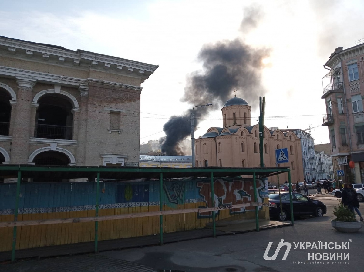 В центре Киева возле Контрактовой площади возник масштабный пожар. Фото