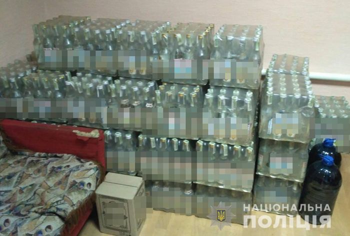8 тысяч патронов, 55 ящиков водки и 2 миллиона налички нашли силовики в Мелитополе