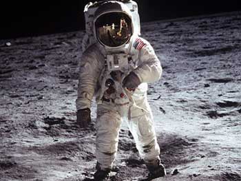 Стало известно о странных смертях «побывавших на Луне» астронавтов