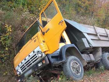 Трагедия на Буковине: водитель выпал из кабины под колеса грузовика