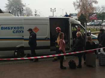 Во Львове сообщили о минировании железнодорожного вокзала, эвакуированы 800 человек