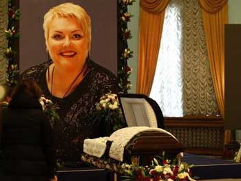 В Киеве простились с погибшей актрисой Мариной Поплавской. Фото церемонии