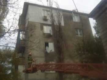 В Запорожской области тополь высотой с дом рухнул на многоэтажку
