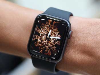 В Швеции смарт-часы спасли жизнь мужчине, который не мог пошевелиться от сильной боли