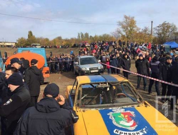 В Кривом Роге во время "гонок на выживание" авто влетело в толпу зрителей. Видео