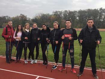 Студентов-активистов из Харьковской области в Мелитополе учили скандинавской ходьбе