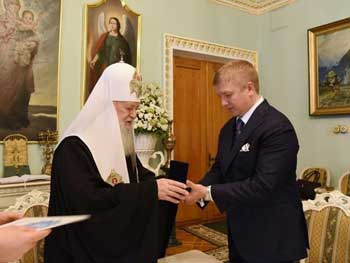 Глава "Нафтогаза" Коболев получил награду от патриарха Филарета