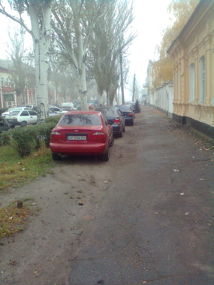 Авто вместо зелени и тротуара у отдела полиции возмутили мелитопольского пенсионера