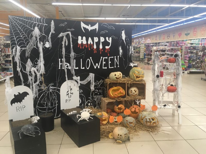 Напугать покупателя: запорожские супермаркеты соревнуются в декорациях к Хэллоину