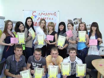 Мелитополь. У школы волонтеров - выпускной фото