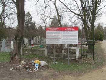 За поминальные дни с кладбищ Мелитополя вывезли 42 грузовика мусора фото