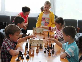 Юные шахматные дарования выступили на турнире Молодые надежды фото