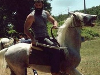 Сила. Повернення додому: Мехмет Акиф Алакурт пересел на коня в новом сериале фото