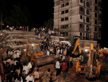 В Индии растет количество жертв, пострадавших от обрушения здания фото