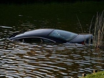 В Черниговской области утонул автомобиль с пассажирами фото
