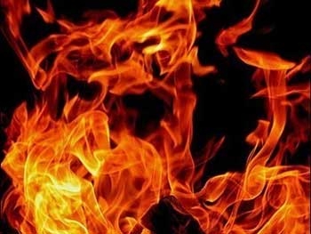 Пожар на Донбассе: жильцы прыгали из окон, погибла мать с двумя детьми фото