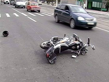 В Запорожье столкнулись скутер и легковушка: есть пострадавшие фото