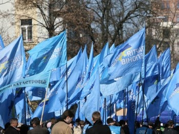 На луганские власти подали в суд за эксплуатацию школьников на митингах ПР фото