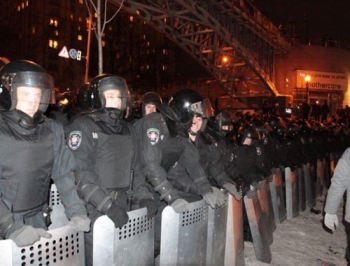 Ночной штурм Евромайдана: фоторепортаж фото