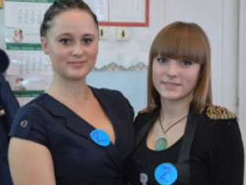 Мелитопольские школьницы плели косички и не только фото