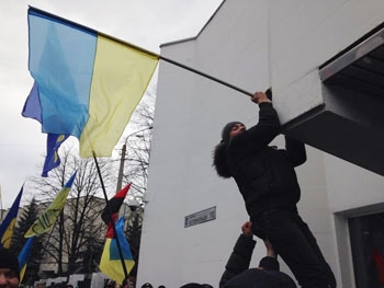 Активисты Майдана пикетируют МВД и требуют отставки Захарченко фото