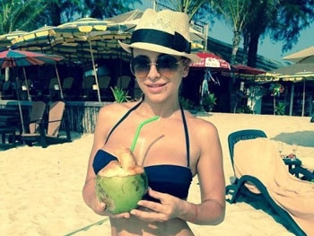 Ани Лорак выложила в сеть ФОТО в бикини и с кокосами фото