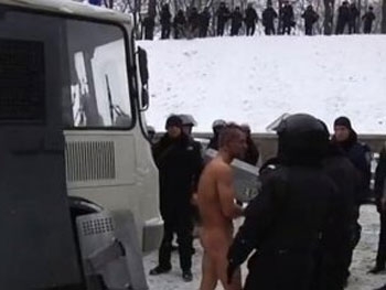 За глумление над голым активистом Беркуту грозит 15 лет фото