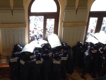 Сумские активисты Евромайдана заняли Дом советов фото