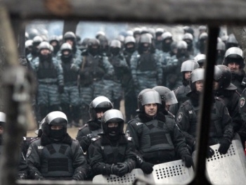 На Грушевского активисты показывают силовикам новости фото