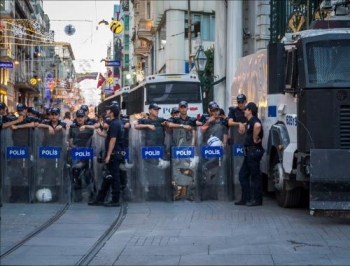 В Стамбуле митингующих против цензуры разогнали водометами фото