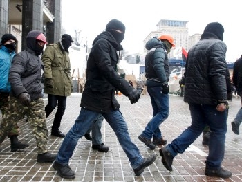 Луцкая милиция и ВВ объединились с протестующими фото