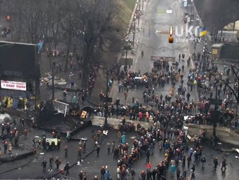 Протестующие заняли улицу Грушевского фото