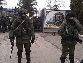 В Крыму россияне открыли предупредительный огонь фото