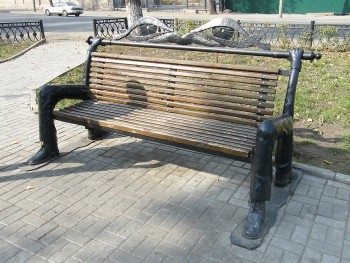 В Запорожье ремонтируют скамейки фото