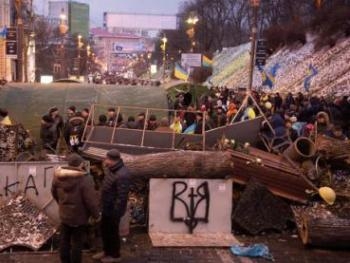 Майдан убирают, но баррикады остаются фото