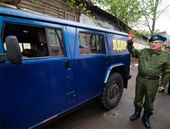 Бронированный джип Жириновского прорвался через границу в Луганск. ВИДЕО фото