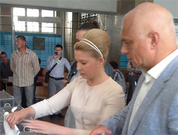 Тимошенко проголосовала в Днепропетровске. ФОТО фото