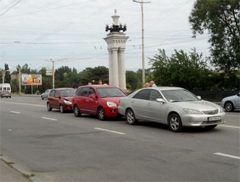 В Запорожье столкнулись три автомобиля фото
