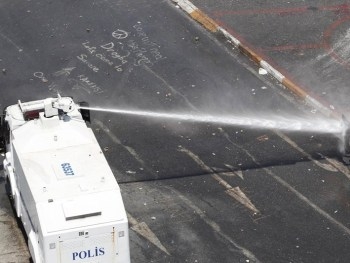 В Стамбуле митингующих разгоняли водометами фото