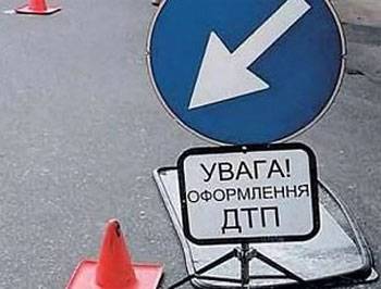 В Запорожской области иномарка врезалась в столб: есть пострадавшие фото