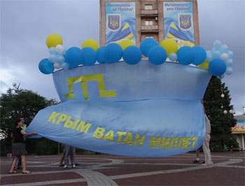 В Мелитополе отметили День крымскотатарского флага фото