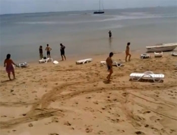 На одесский пляж обрушилось цунами и смыло 15 отдыхающих фото