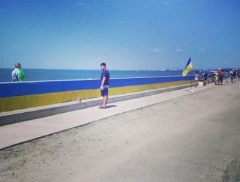 В Бердянске дамбу над морем раскрасили в цвета национального флага фото