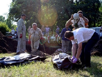 В Славянске обнаружили массовое захоронение мирных жителей фото