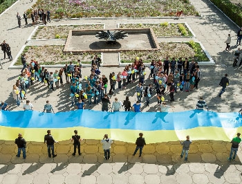 Студенты ТГАТУ развернули во дворе вуза огромный национальный флаг фото