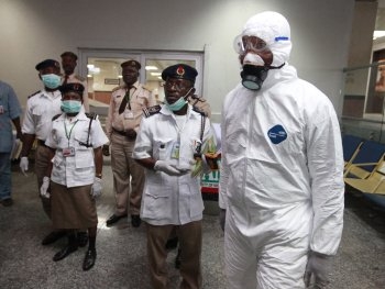 Врачи вылечили больного с вирусом Эбола фото