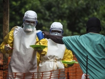 Количество зараженных вирусом Эбола растет фото