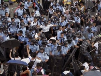 В Гонконге не утихают беспорядки фото