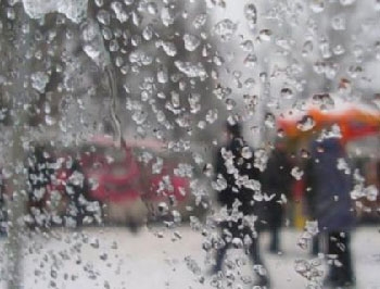 В пятницу в Украине мокрый снег, гололед и сильный ветер фото